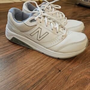 New Balance womens sneakers, walking shoes size 9. Gently used